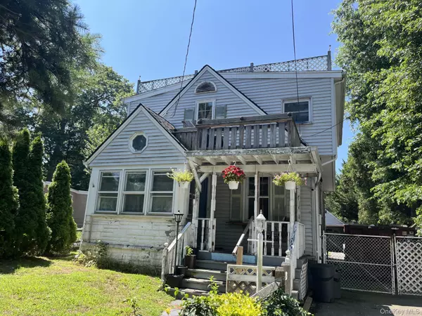 1014 Washington DR, Centerport, NY 11721