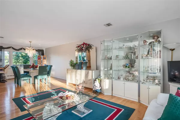 Islip, NY 11751,287 Cedar AVE