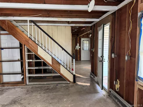 Carle Place, NY 11514,332 Jamaica BLVD