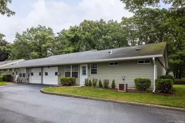 Ridge, NY 11961,384 Woodbridge DR #A
