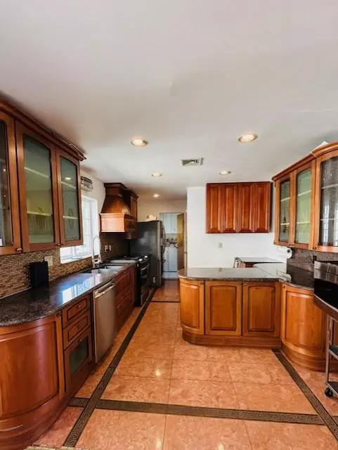 Roslyn Heights, NY 11577,31 Woodward ST