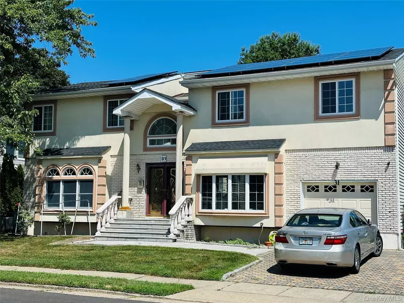 31 Woodward ST, Roslyn Heights, NY 11577
