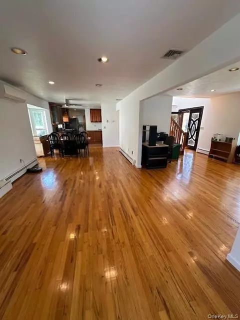 Roslyn Heights, NY 11577,31 Woodward ST