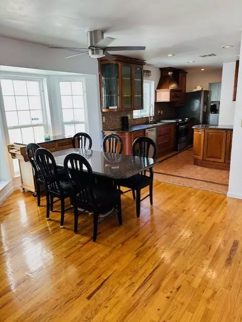 Roslyn Heights, NY 11577,31 Woodward ST