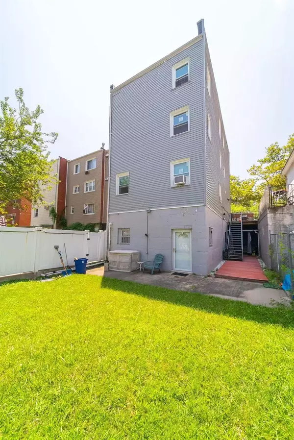 Bronx, NY 10465,536 Throgs Neck EXPY
