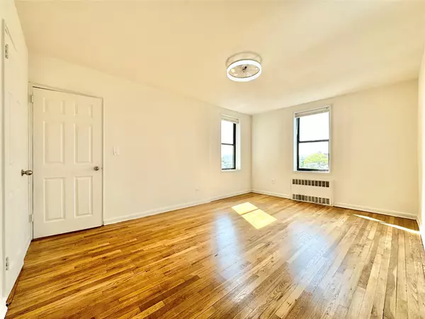 Elmhurst, NY 11373,84-19 51st AVE #5E