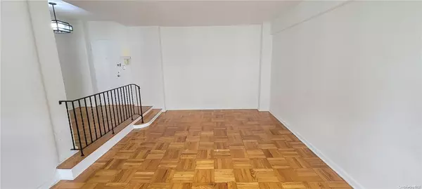 Rego Park, NY 11374,98-10 64th AVE #7D
