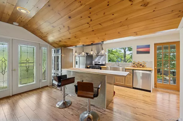 Glen Cove, NY 11542,8 Towle PL