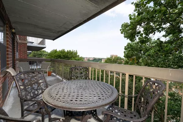 Bronxville, NY 10708,1376 Midland AVE #702