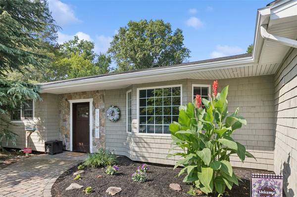 Smithtown, NY 11787,18 Thrush DR