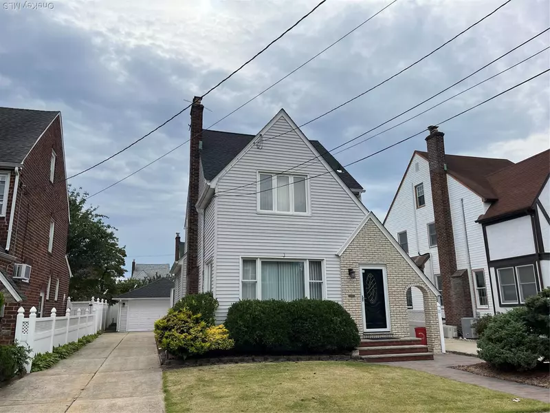 463 Macatee PL, Mineola, NY 11501