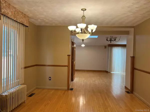 Mineola, NY 11501,463 Macatee PL