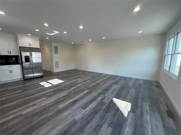 Glen Cove, NY 11542,102A Elm AVE