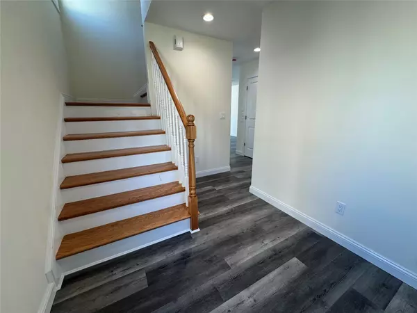 Glen Cove, NY 11542,102B Elm AVE