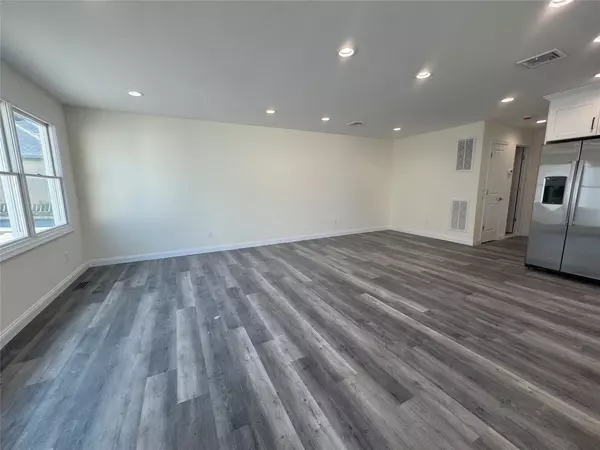 Glen Cove, NY 11542,102B Elm AVE