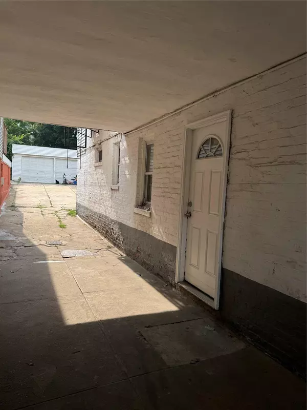 Bronx, NY 10469,3015 Paulding AVE