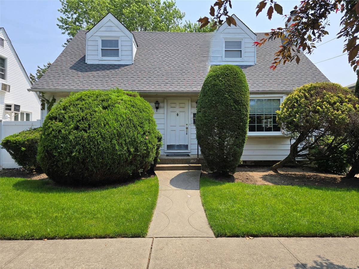 Howard Beach, NY 11414,15741 87th ST