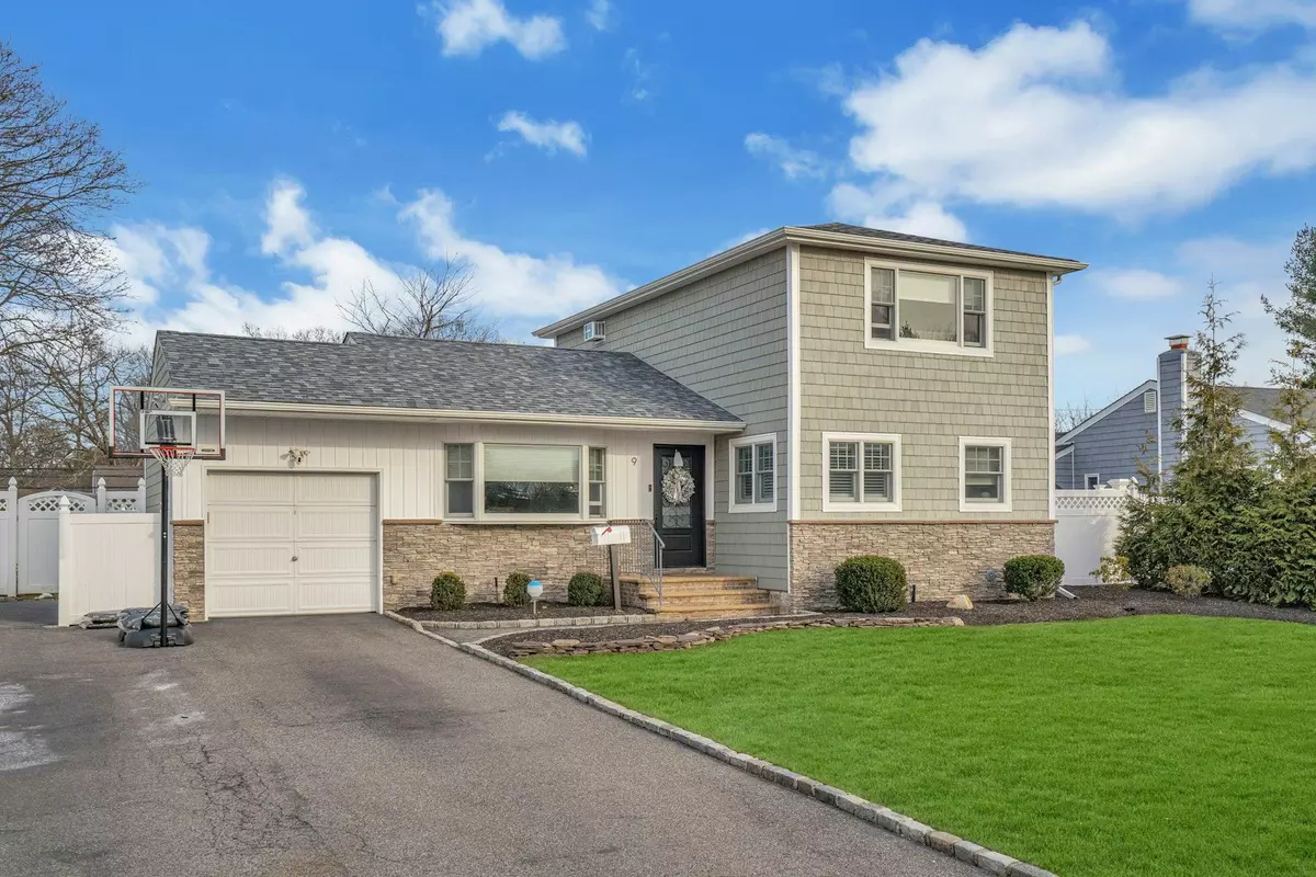 Commack, NY 11725,9 Orchid LN