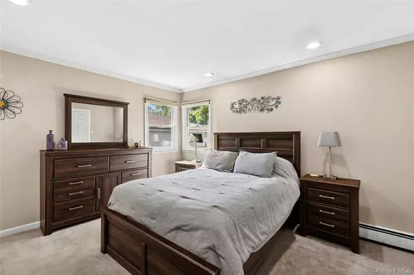 East Moriches, NY 11940,35 Harts RD