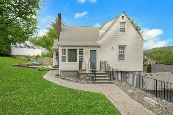 Thornwood, NY 10594,66 Columbia AVE