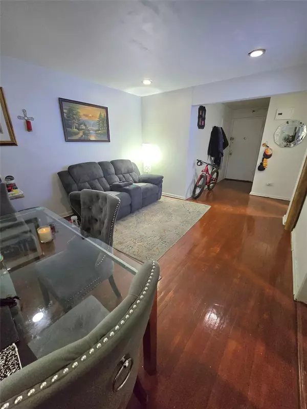 Richmond Hill, NY 11418,131-11 Kew Gardens Rd #5F