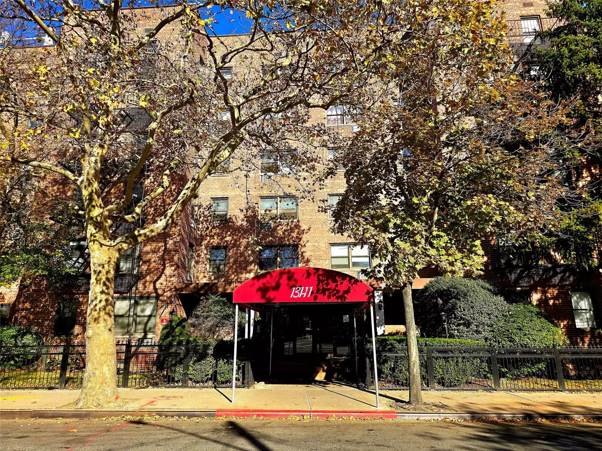 Richmond Hill, NY 11418,131-11 Kew Gardens Rd #5F