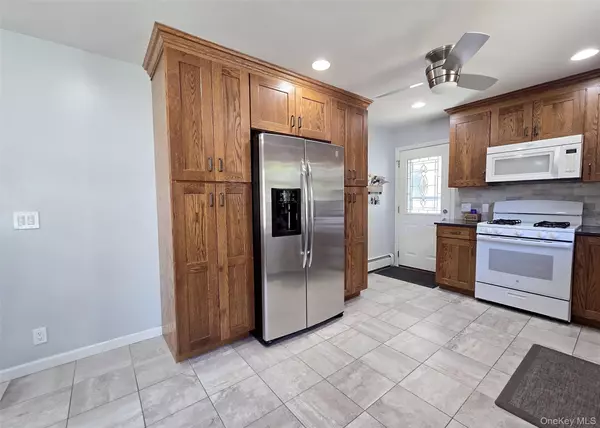 Bohemia, NY 11716,945 Benedict ST