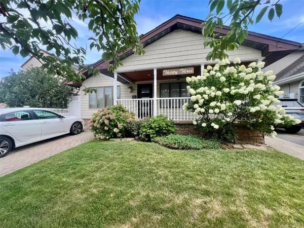 33 Waterford RD, Island Park, NY 11558