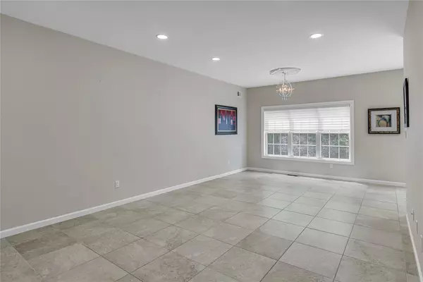 Kings Park, NY 11754,40 Mantack PATH