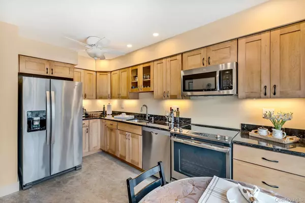 Southold, NY 11971,2555 Youngs AVE #4D