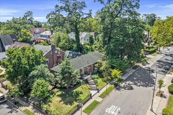 Jamaica Estates, NY 11423,8702 188th ST
