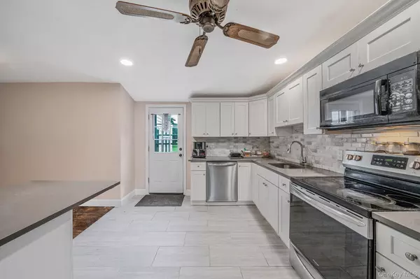Bohemia, NY 11716,39 Aron DR
