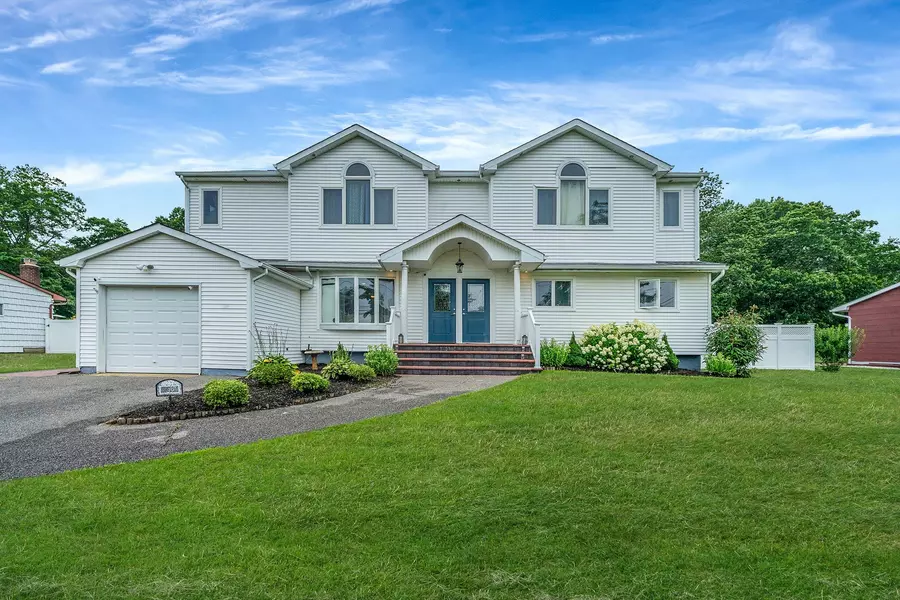 39 Aron DR, Bohemia, NY 11716