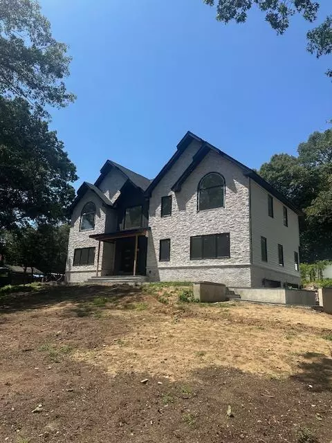 Smithtown, NY 11754,628 Meadow RD