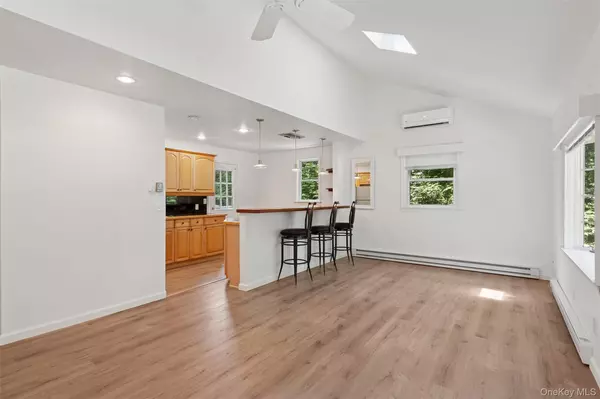 East Quogue, NY 11942,4 E End AVE