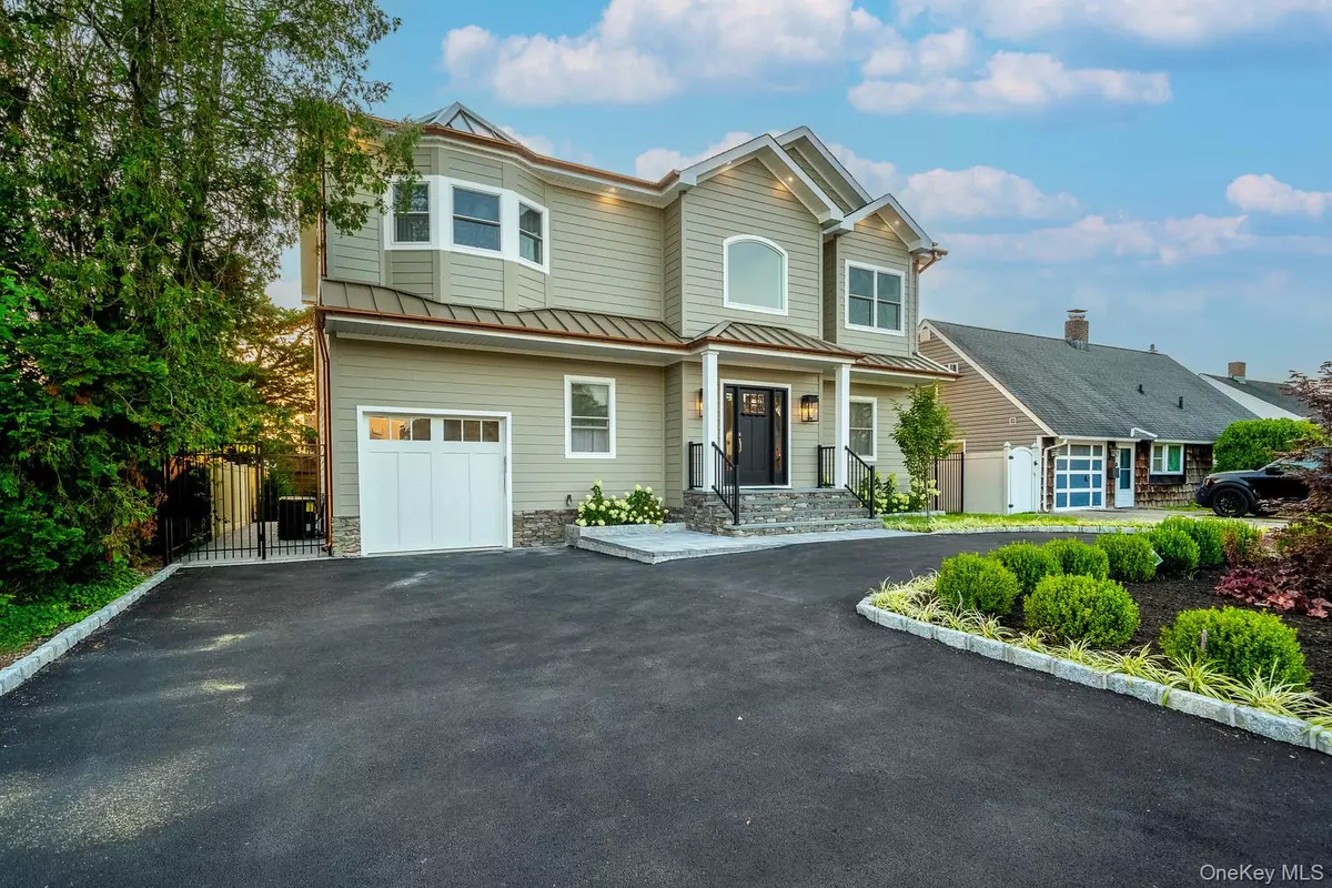 Levittown, NY 11756,60 Ramble LN