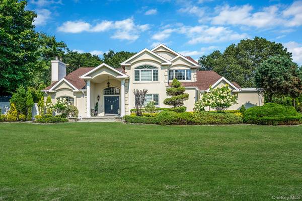14 Arrowood DR, Saint James, NY 11780