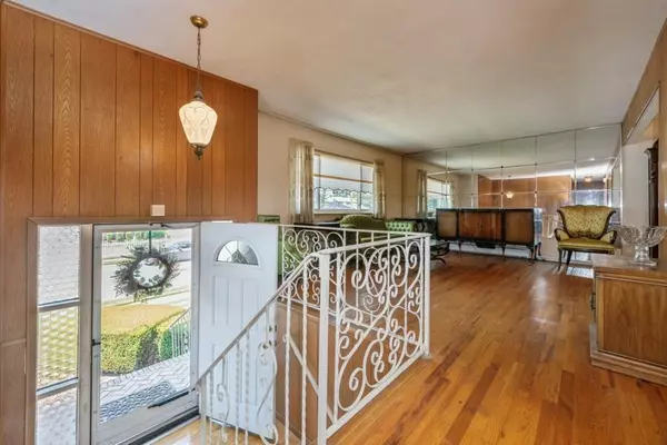 Massapequa Park, NY 11762,180 Cypress ST