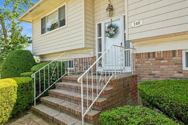 Massapequa Park, NY 11762,180 Cypress ST