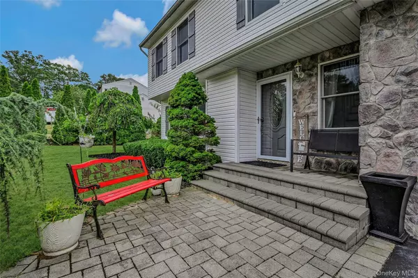 Ridge, NY 11961,10 Marc DR