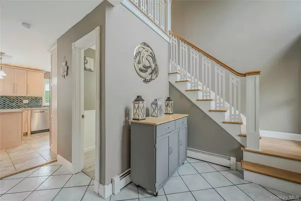 Ridge, NY 11961,10 Marc DR
