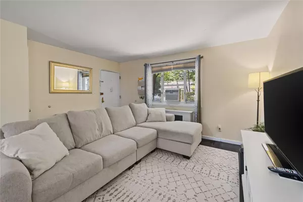 Queens Village, NY 11427,220-06 Stronghurst AVE #Lower