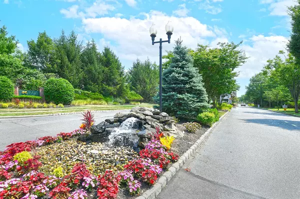 Melville, NY 11747,114 Rivendell CT