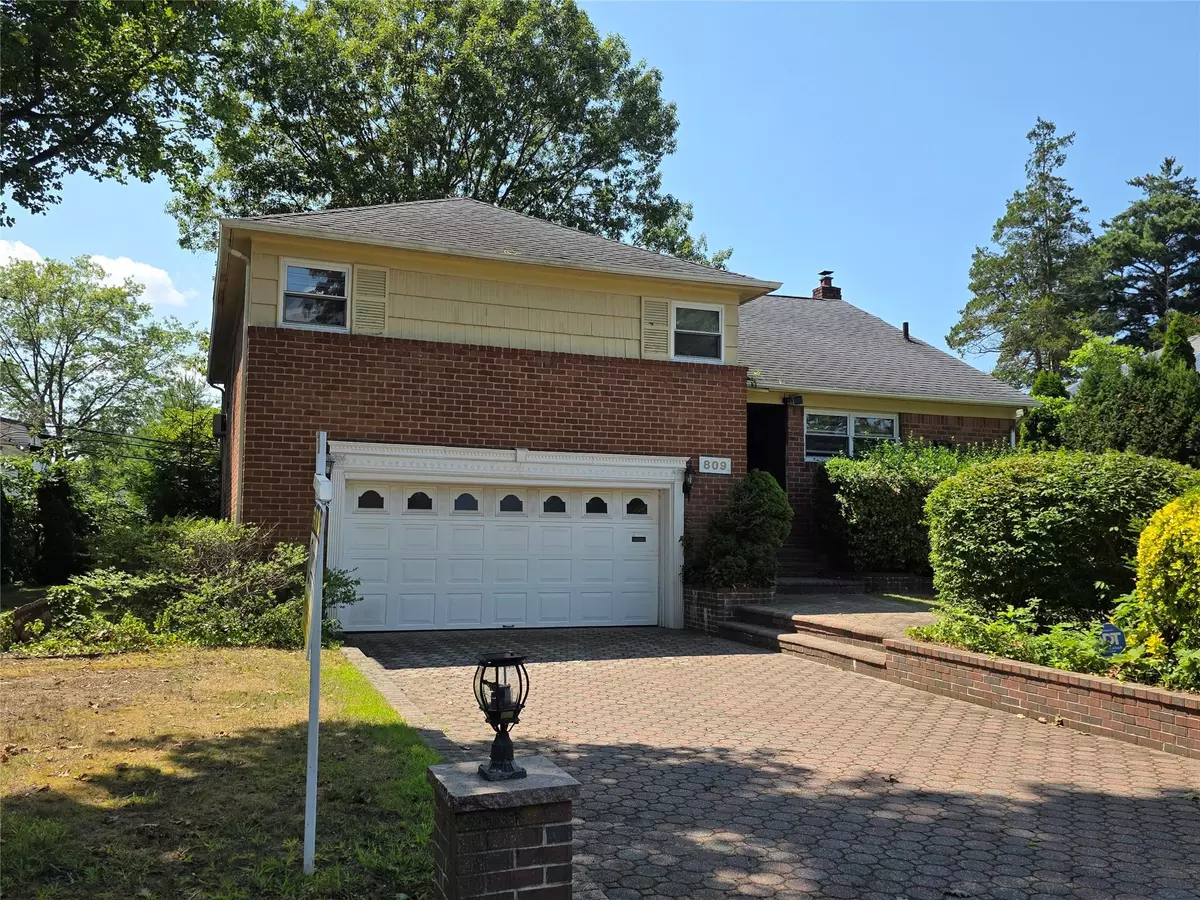Westbury, NY 11590,809 Eastfield RD