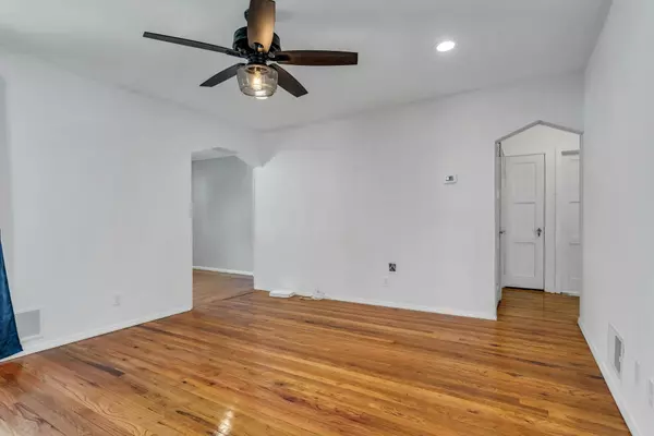 Westbury, NY 11590,132 Gordon AVE