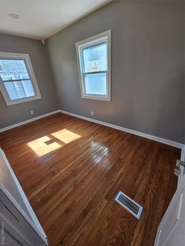 Hempstead, NY 11550,28 Cornwall LN