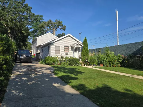 Farmingville, NY 11738,38 Woodmont PL