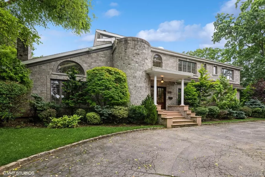 835 Barberry LN, Woodsburgh, NY 11598