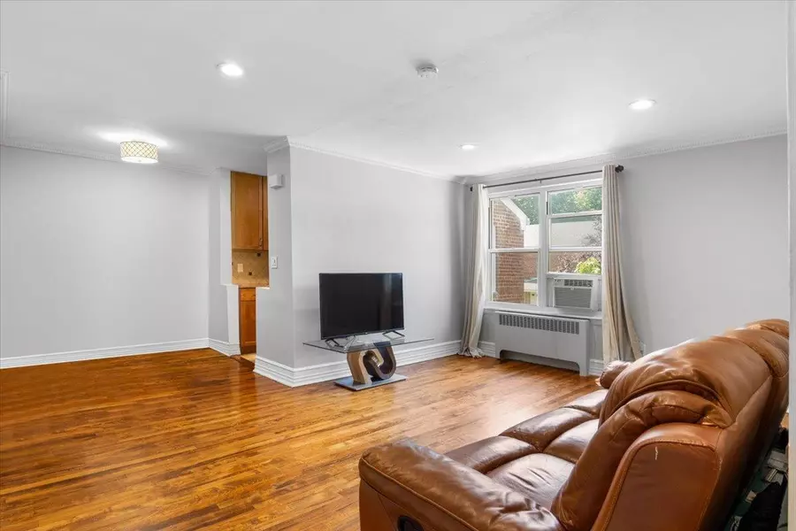 77 Edwards ST #2A, Roslyn Heights, NY 11577
