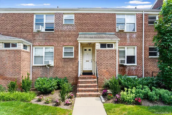 Roslyn Heights, NY 11577,77 Edwards ST #2A